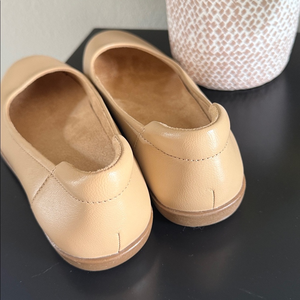 Naturalizer Women’s Flexy Tan Ballet Flats View 6